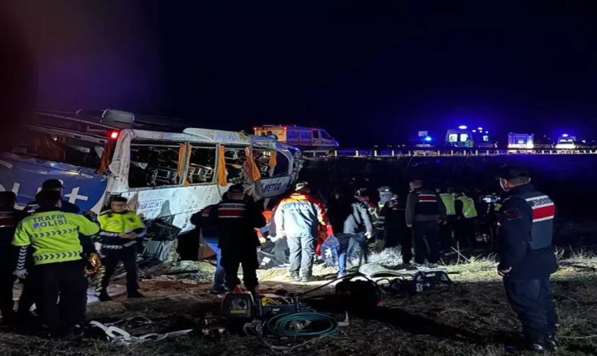 Son Dakika! Otobüs devrildi: 2 kişi hayatını kaybetti, onlarca kişi yaralandı!