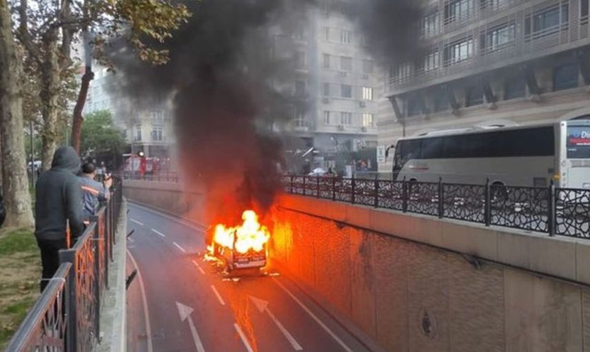 Son Dakika! Şişli'de Nedeni Bilinmeyen Bir Sebepten Ötürü Öğrenci Servisi Alev Aldı