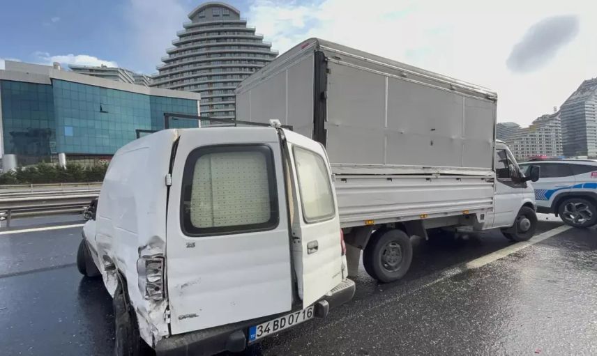 Son Dakika: TEM Otoyolu İSTOÇ Mevkiinde Zincirleme Trafik Kazası! 2 Ölü, 4 Yaralı