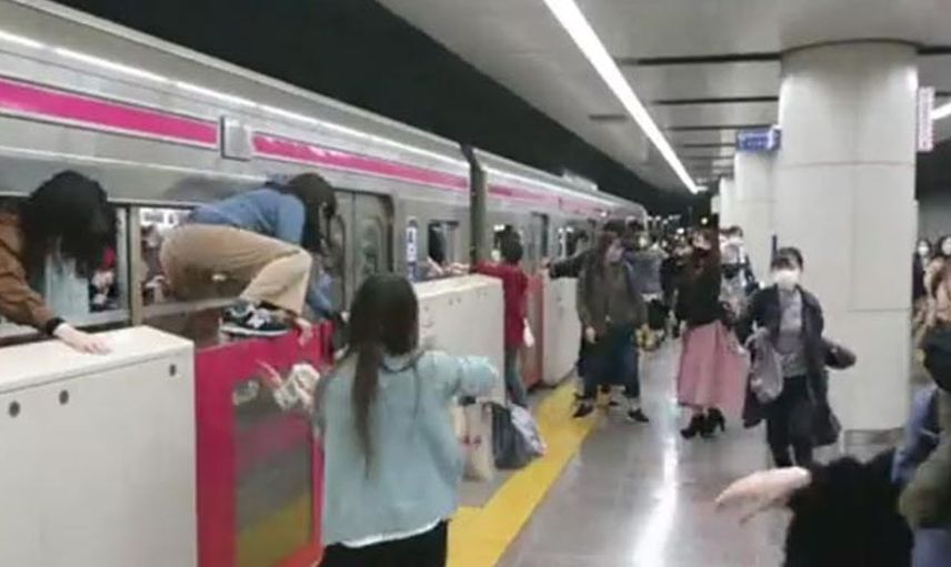 Son Dakika! Tokyo'da Bıçaklı Saldırgan Treni Yaktı!