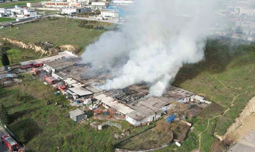 Son Dakika! Tuzla'da Fabrika Yangını: İtfaiye Ekipleri Müdahale Ediyor