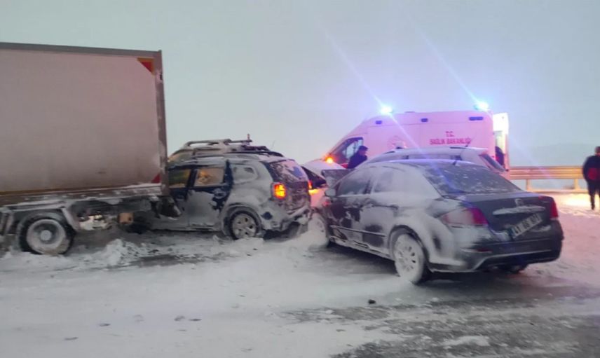 Son Dakika! Zincirleme trafik kazası: 2 ölü çok sayıda yaralı var