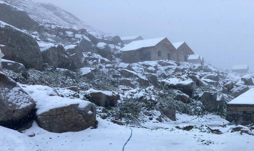 Sonbahar gelmeden kış geldi: Vatandaşlar bembeyaz bir manzaraya uyandı