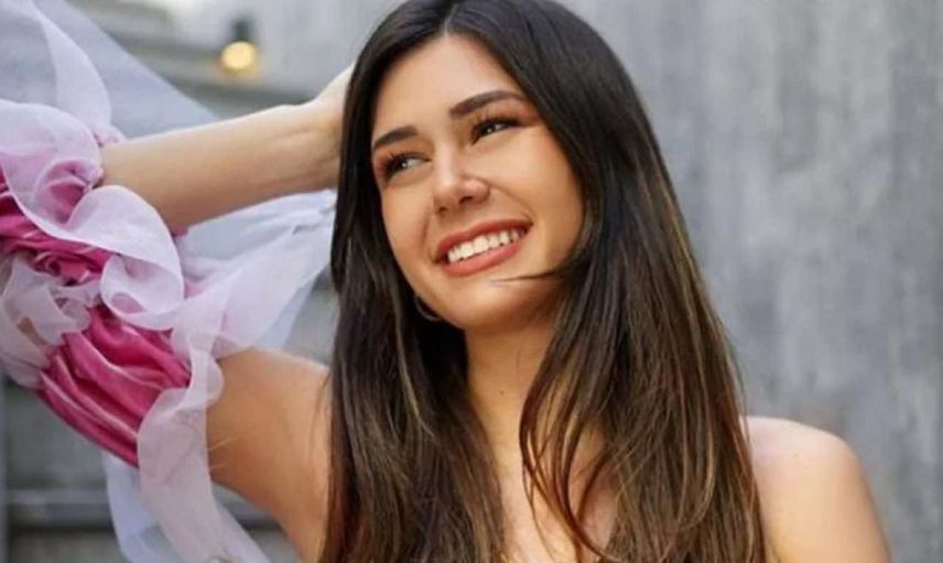 Sosyal medya fenomeni Sibil Çetinkaya'dan cesur yırtmaçlı poz...