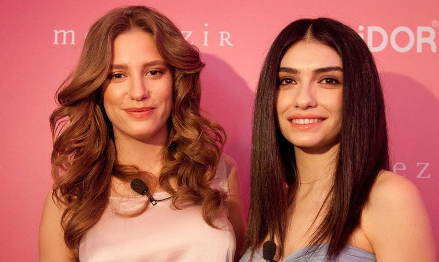 Sosyal medyayı ayağa kaldıran görüntüler: Ünlü oyuncu Hazar Ergüçlü iç çamaşırı giymeden kamera karşısına geçti