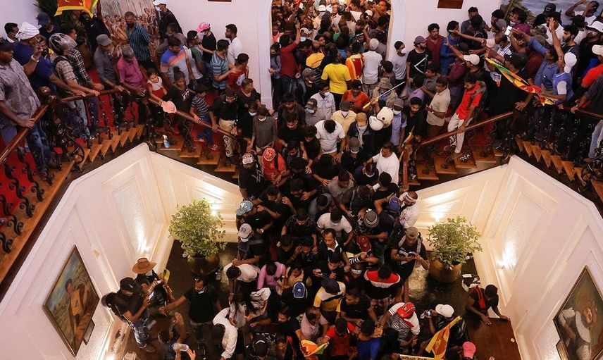 Sri Lanka karıştı: Cumhurbaşkanı’nın sarayını basıp alem yaptılar!