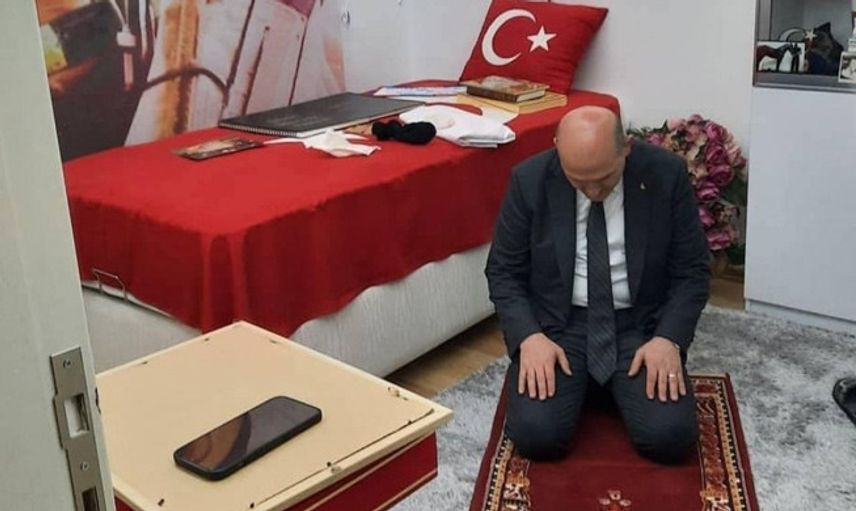 Süleyman Soylu Şehidin Seccadesinde Namaz Kıldı