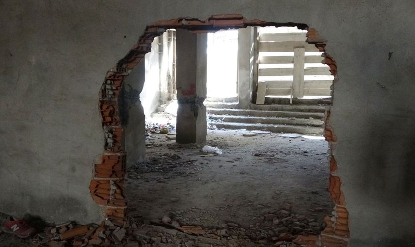 Sultangazi’de 150 Kişinin Yaşadığı Binanın Kolanlarını Keserken Yakalandılar!