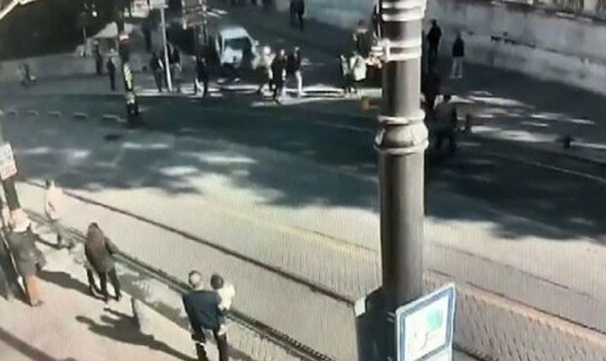 Sultanahmet'te Bir Şahıs Kavga Ettiği Kişilerin Üzerine Otomobil Sürdü
