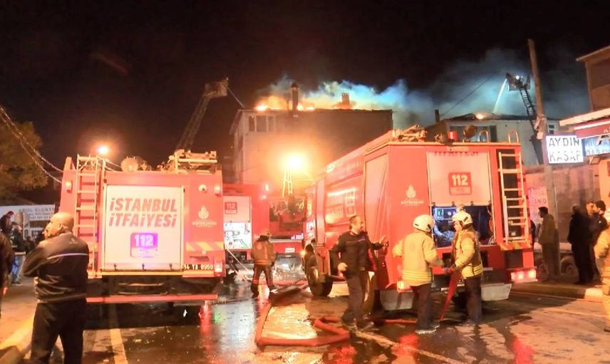 Sultanbeyli’de korkutan yangın: Üç bina alevler içinde kaldı