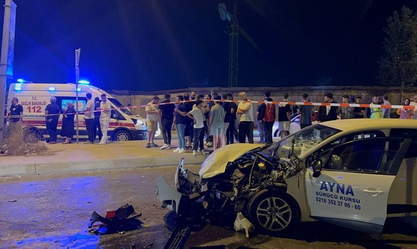 Sultanbeyli'de Minibüs ve Otomobil Çarpıştı: 10 Yaralı