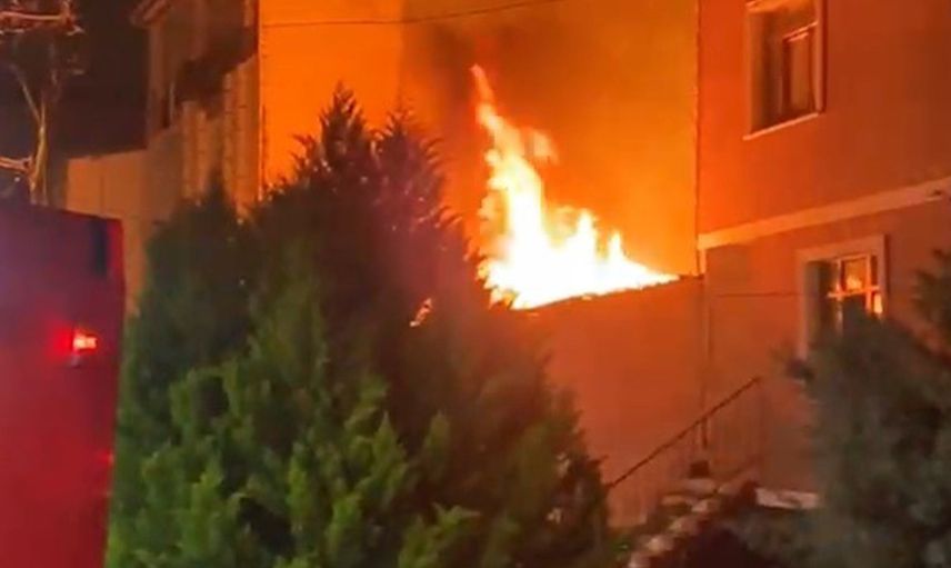 Sultanbeyli'deki ev alev alev yandı: Elektrik kaçağına sebep olan yangın herkesi korkuttu