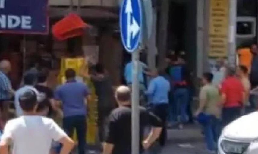 Sultangazi’de caddeye taşan kavga! Tekme ve yumruklar havada uçuştu