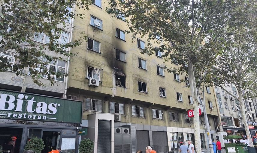 Sultangazi'de İş Merkezinde Yangın