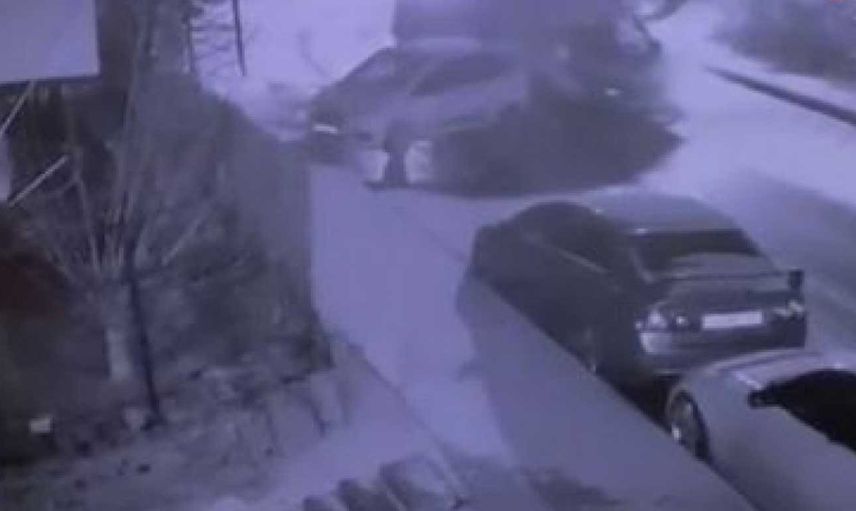 Sultangazi'de şaşkına uğratan kaza: Buz tutan yolda üç kaza üst üste gerçekleşti