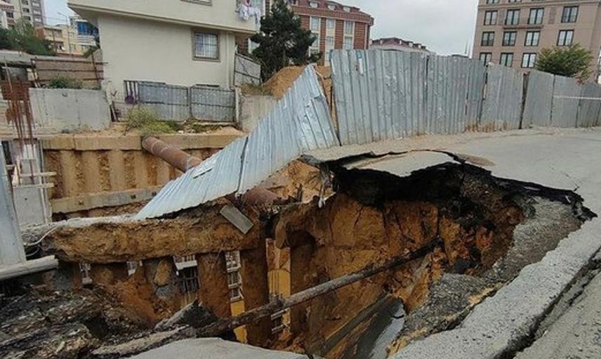 Sultangazi'de yaşanan çökme endişeye neden oldu! Ekipler seferber oldu!