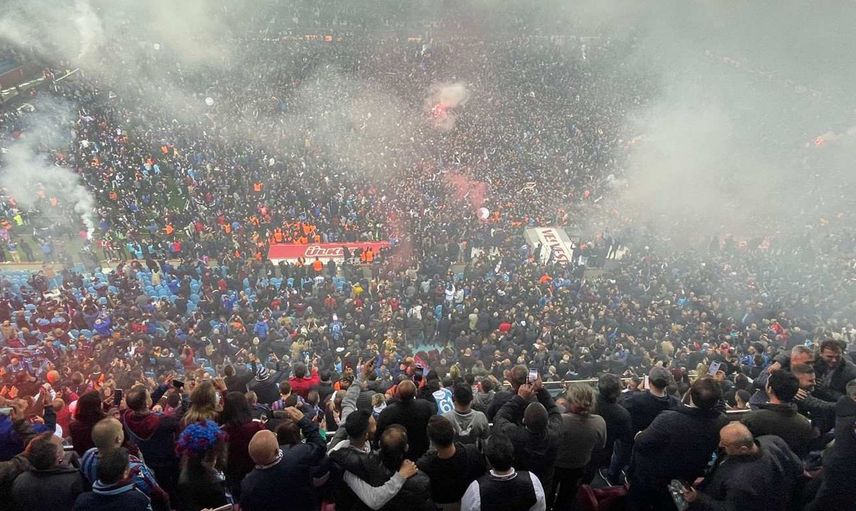 Süper Lig’de Şampiyon Trabzonspor oldu! Taraftarlar sahayı görünmez kıldı