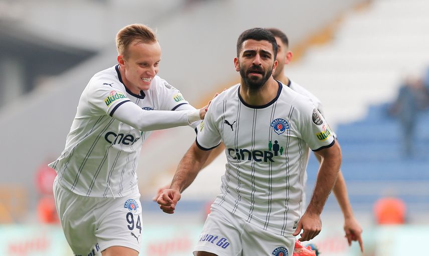 Süper Lig'in son gol kralı Umut Bozok merakla beklenen transferi hakkında konuştu! Kasımpaşa'dan ayrılarak Fransa'ya geri döndüğünü söyledi