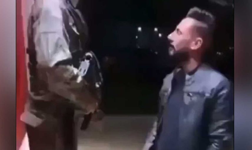 Suriyeli göçmenin yaptıkları sosyal medyada büyük tepki topladı: Şehit Ömer Halisdemir'in heykeliyle dalga geçti!
