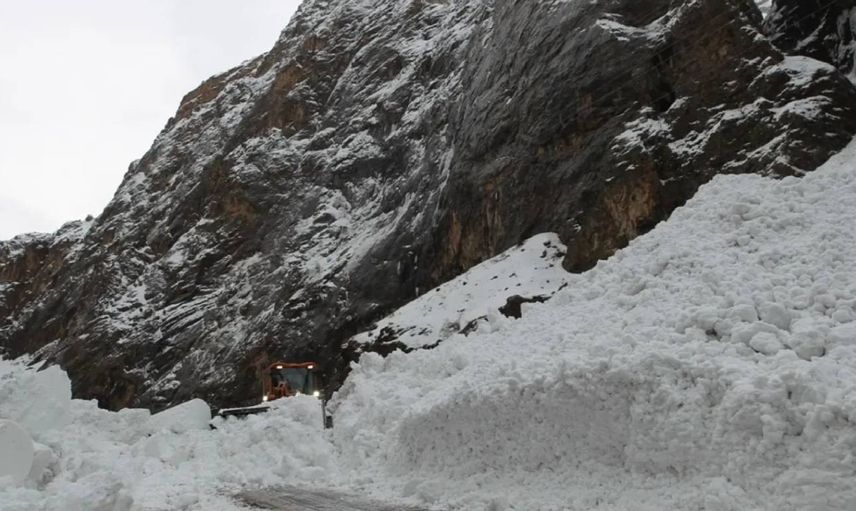 Sürücüler dikkat: Hakkari-Çukurca kara yolu çığ nedeniyle kapatıldı