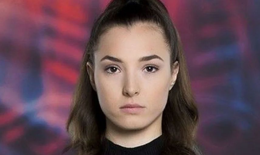 Survivor All Star'ın başarılı yarışmacısı Sude Burcu'nun annesinin iş yerine saldırılıp yarışmacının fotoğrafları yırtıldı