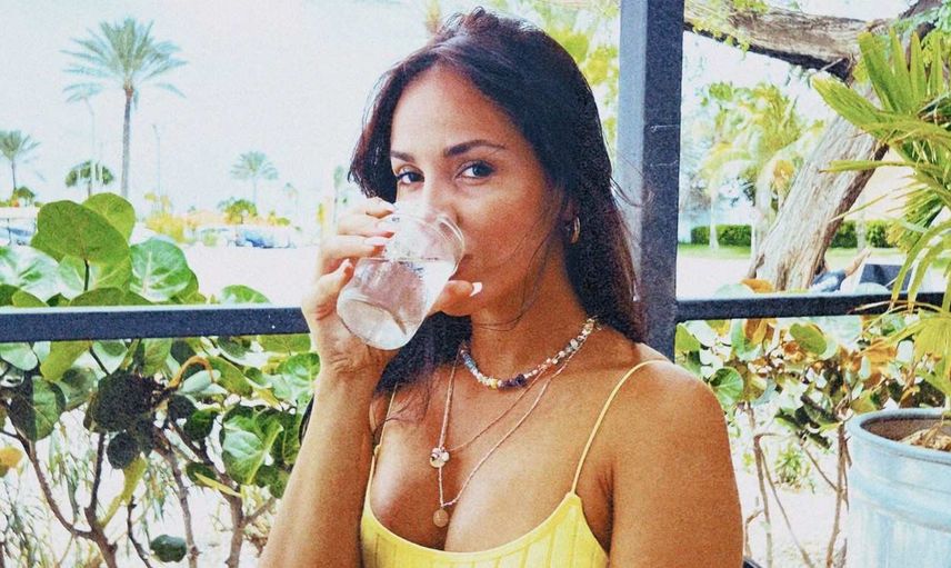 Survivor'ın asi kızı Berna öyle bir paylaşım yaptı ki sosyal medyada yer yerinden oynadı!  Kırmızı elbisesiyle bacak şov yapan Berna'ya binlerce yorum yağdı
