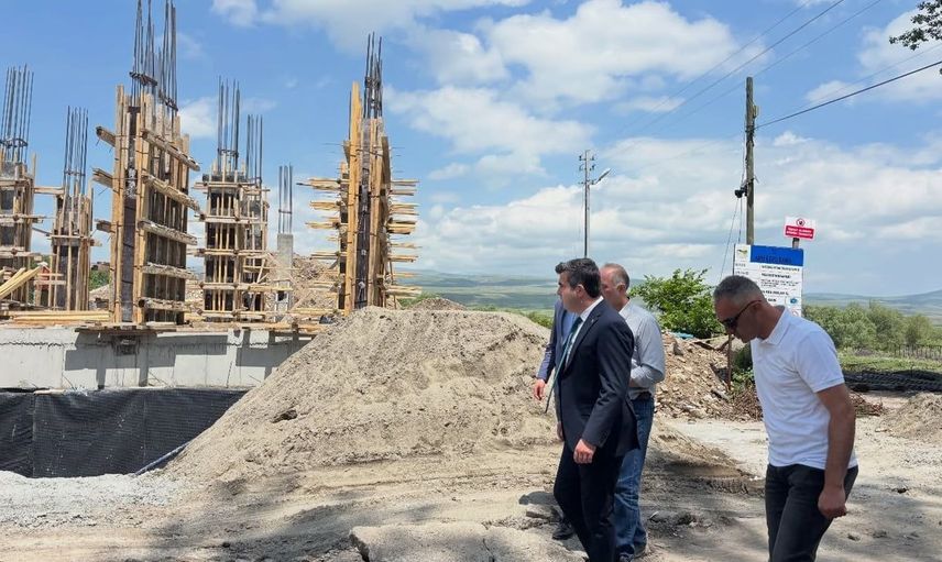 Susuz'da kamu yatırımları hızlanıyor: Kaymakam Öztürk hastane ve okul inşaatını inceledi