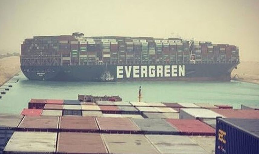 Süveyş Kanalı'nda Gemi Karaya Oturdu! Dünya Ticareti Sarsıldı