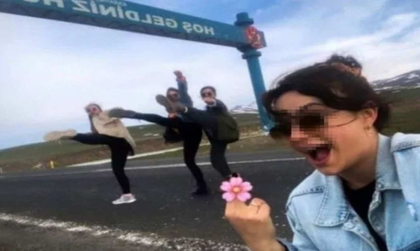 Tabela önünde fotoğraf çekinen öğretmenler kim ne ceza aldılar?