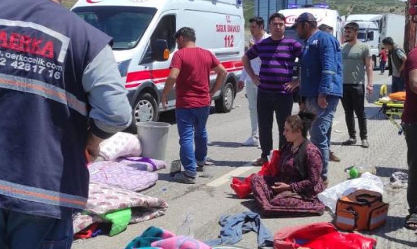 TAG Otoyolunda mevsimlik işçileri taşıyan kamyonet devrildi: 8’i ağır 15 yaralı!