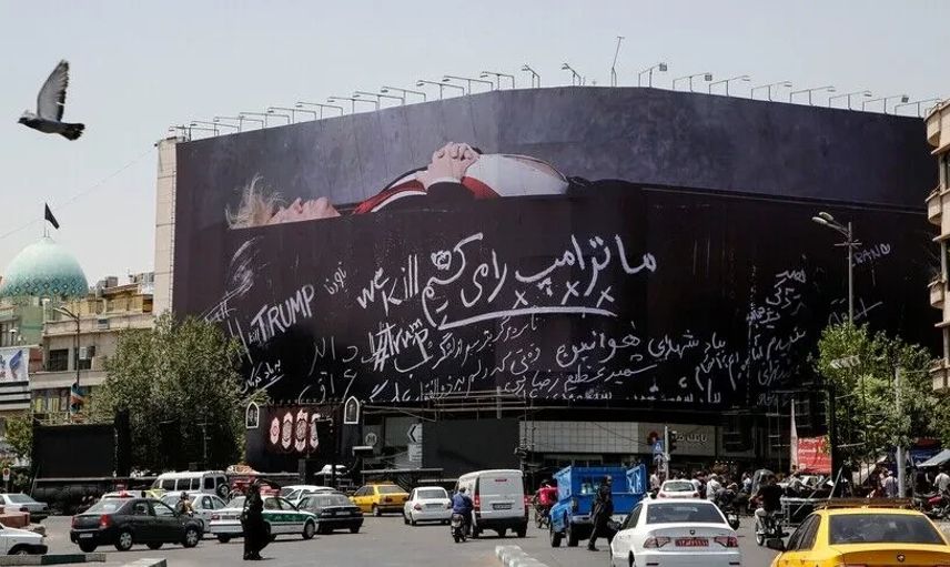 Tahran'dan Trump' a meydanlarda pankartlı mesaj