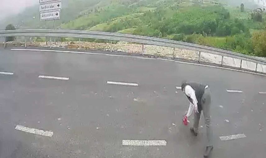 Takdir toplayan hareket! Yerde Türk bayrağını görünce dayanamadı: Otobüsü durdurup yerden aldı