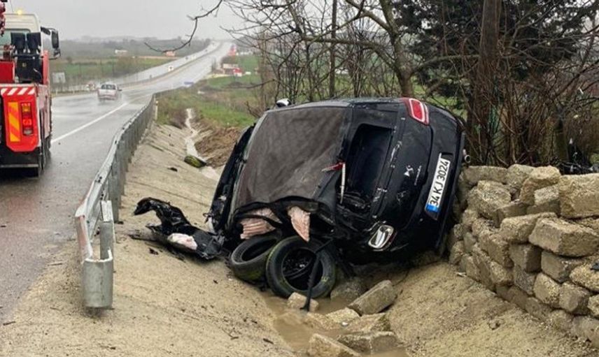 Taklalar Atıp Devrilen Otomobil Hurdaya Döndü: 4 Yaralı