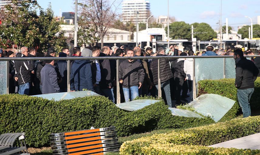Taksicilerden İBB binasına taşlı saldırı: Polis iki kişiyi gözaltına aldı