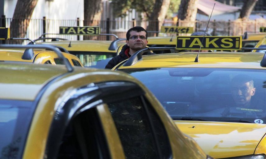 Taksicilerle ilgili yeni tartışma: İndi bindi ücreti yasal değil