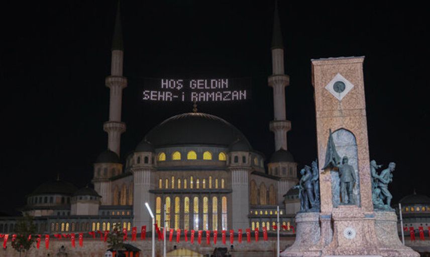 Taksim Camii’sinin İlk Ramazan Mahyası Asıldı