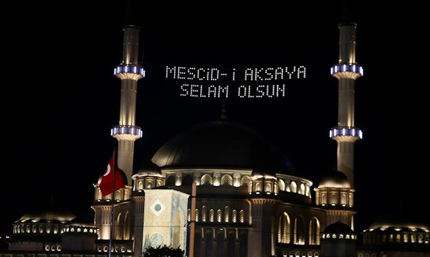 Taksim Camisi’nden Filistin’e destek mahyası: Mescid-i Aksa’ya Selam Olsun