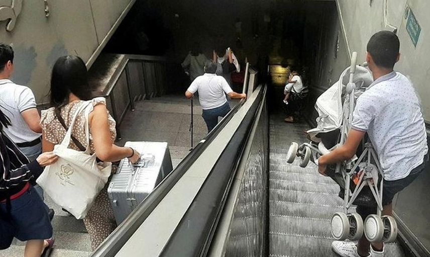 Taksim metrosunda yürüyen merdivenlerin çalışmaması yolculara zor anlar yaşattı! Vatandaşlar isyan etti!
