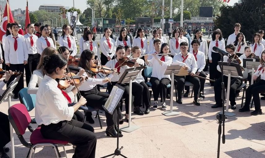 Taksim Meydanı'nda 19 Mayıs Töreni Coşkusu