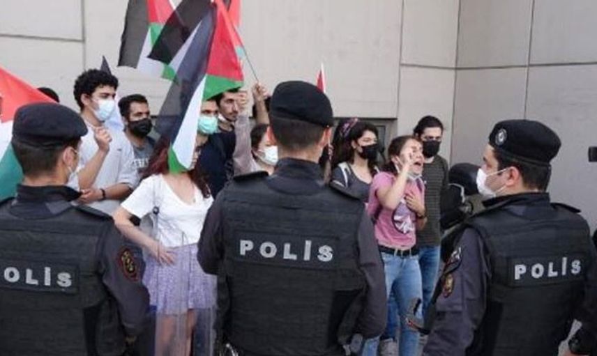 Taksim Meydanı'nda Polislerle Eylemciler Arasında Kavga: 15 Gözaltı