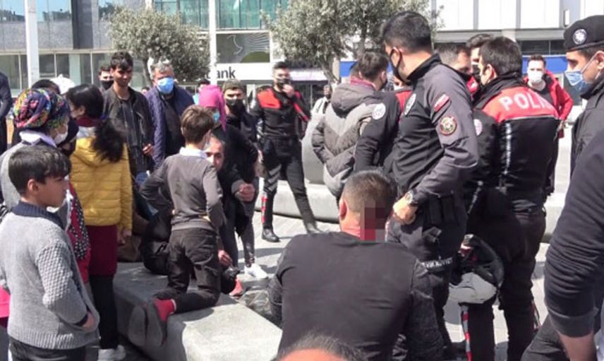 Taksim'de İranlı Turist İle Seyyar Satıcılar Arasında Arbede Yaşandı