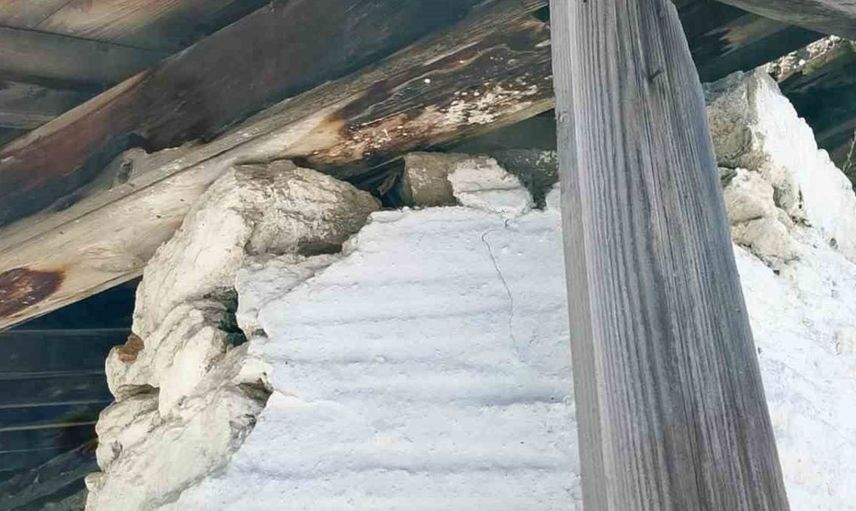 Tarihi çeşmenin çatısı çökme tehlikesiyle karşı karşıya
