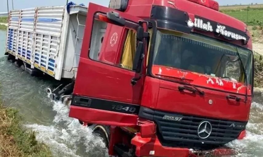 Tarsus ilçesinde yaşanan akılalmaz kazada tır sulama kanalına düştü!