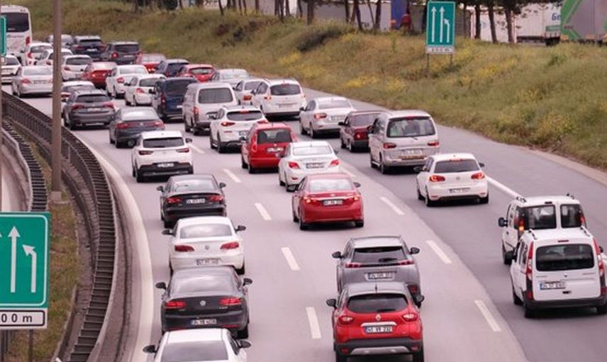 Tatilciler dönüyor! Bayram dönüşü trafikte kilometrelerce kuyruklar oluştu