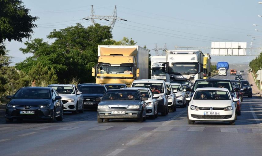 Tatilcilerin dönüş yolculuğu başladı: Bayram trafiği yolları kilitledi