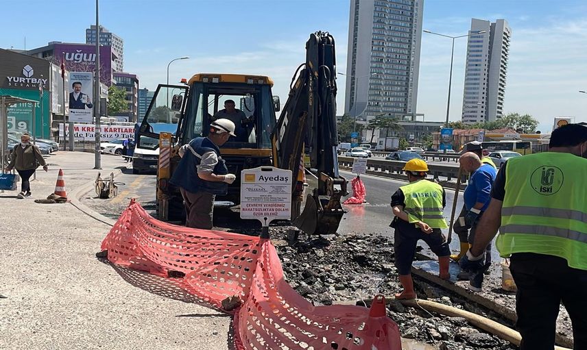 Kartal'da tazyikli su metrelerce yükseğe çıktı! Trafik felç oldu