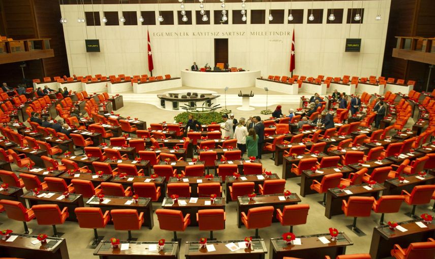 TBMM yeni haftaya başlıyor: Öğretmenlik Kanunu ve başıboş hayvan tasarısı görüşülecek