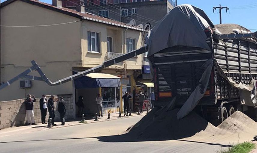 Tekirdağ’da Aşırı Yüklü Kamyon Uyarı Levhasına Takıldı