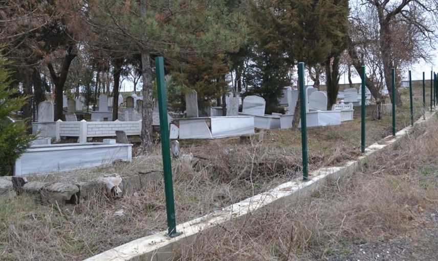 Tekirdağ'da bu da oldu: mezarlık demirlerini çaldılar!