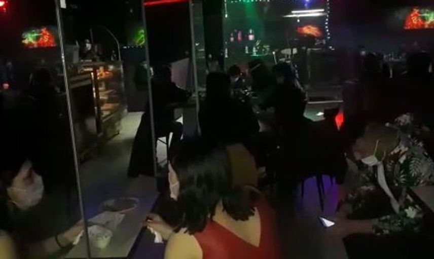 Tekirdağ’da Barda Eğlenen 43 Şahsa 135 Bin Lira Ceza Kesildi